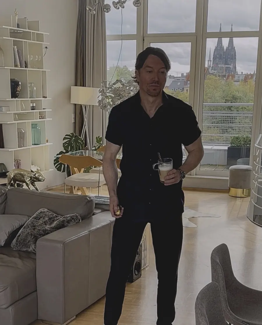 Jan in seinem Kölner Penthouse mit Blick auf den Dom